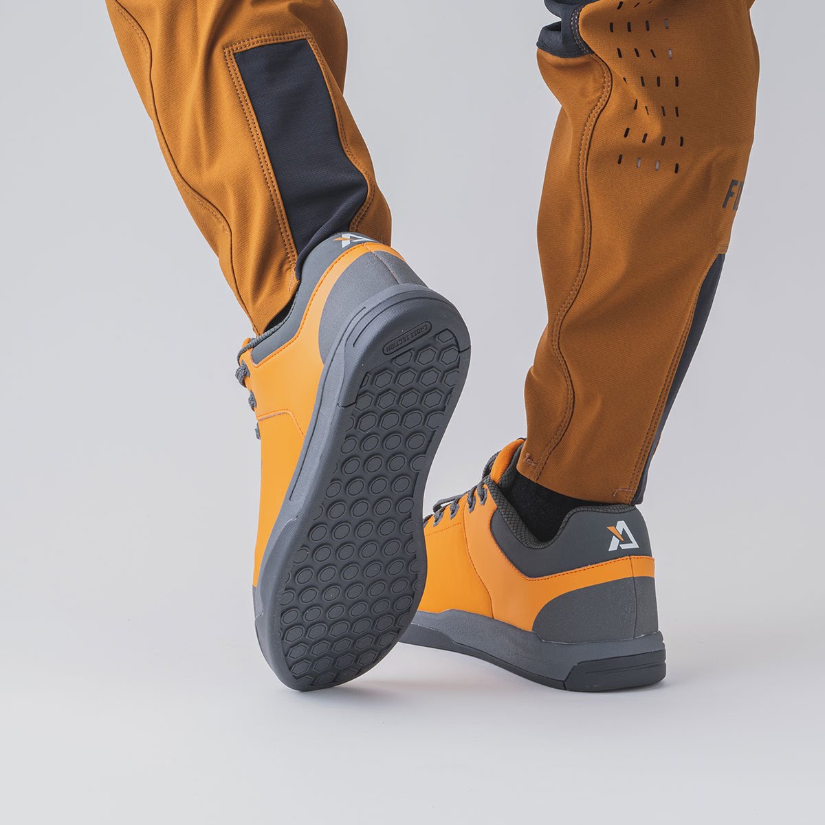 CROSS SECTION ベイシスフラットペダルシューズ パパイヤ